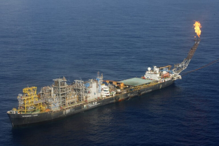 Brasil pode expandir reservas de petróleo para 23,5 bilhões de barris até 2035