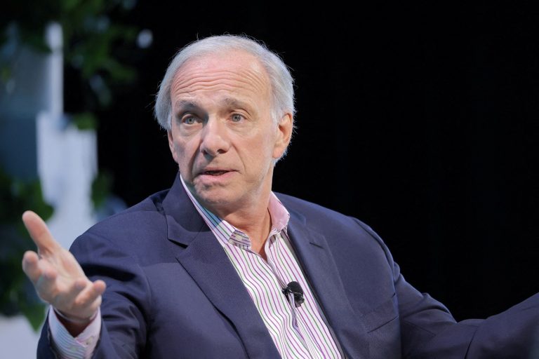 EUA enfrentam estagflação e corte de juros agora seria erro grave, alerta Ray Dalio