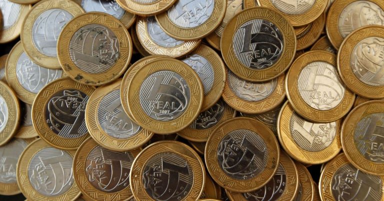 Juros altos pressionam endividamento de famílias brasileiras, alerta economista