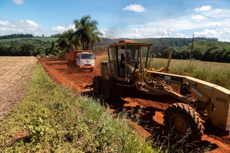 Programa caminhos do agro amplia estradas rurais em Ponta Grossa