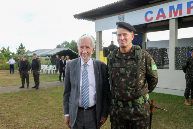 Darci Piana participa da troca de comando da 5ª Divisão de Exército em Curitiba