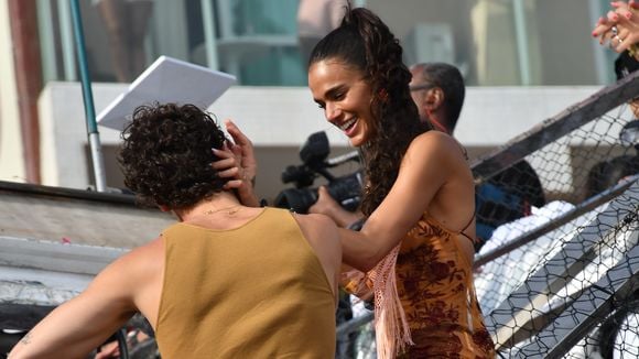 Bruna marquezine e shawn mendes oficializam romance com beijo em trio de ivete sangalo