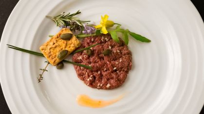 Carne cultivada avança globalmente apesar dos desafios industriais e regulatórios