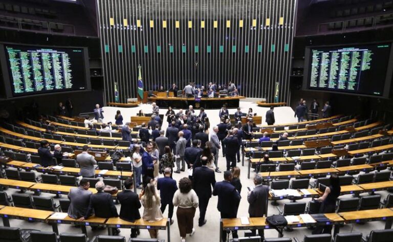 Câmara debate trabalho por aplicativo e medidas contra feminicídio