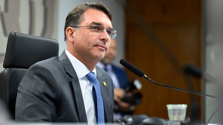 Flávio Bolsonaro busca apoio inclusivo após divergências no PL