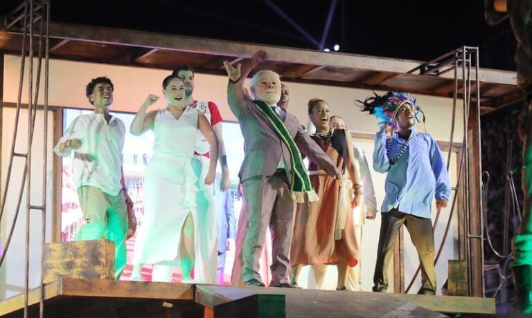 Desfile sobre Lula provoca reações ao citar Temer e Bolsonaro como Bozo