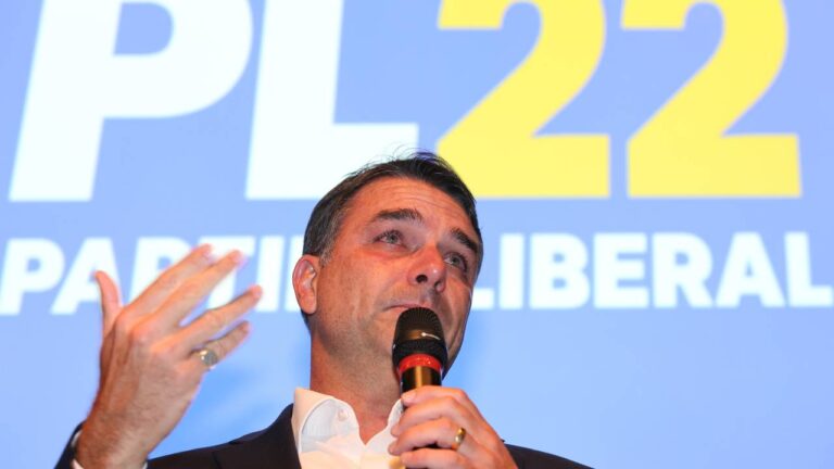 Flávio Bolsonaro se emociona ao defender pai e aborda tensões internas no PL