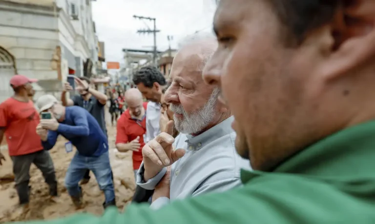 Lula assegura recuperação dos prejuízos causados pelas chuvas em Minas Gerais