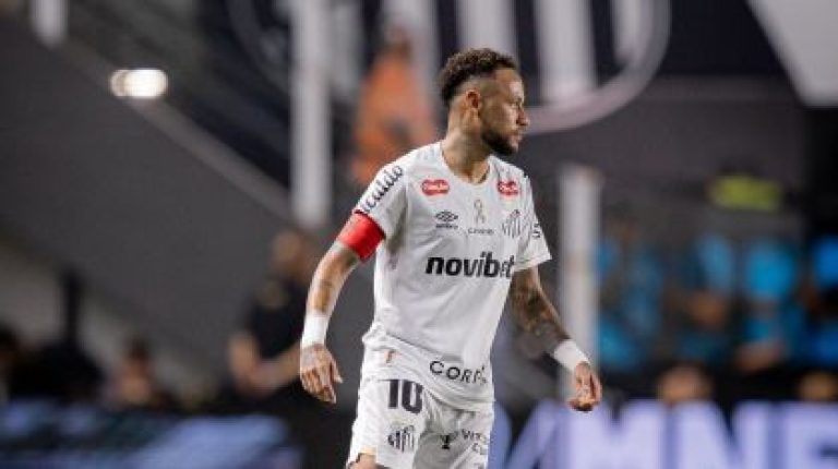 Neymar faz procedimento no joelho e está fora da Sul-Americana