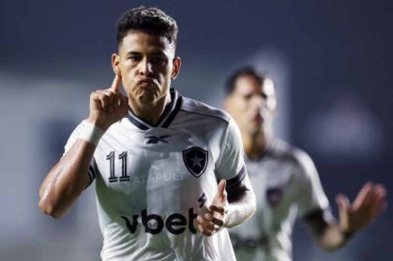 Botafogo conquista vitória de virada sobre Vasco com golaço de Matheus Martins