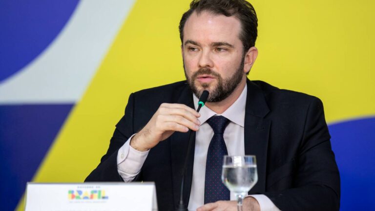 Apelo do ministro da Fazenda sobre piso da assistência social é ignorado por Hugo Motta