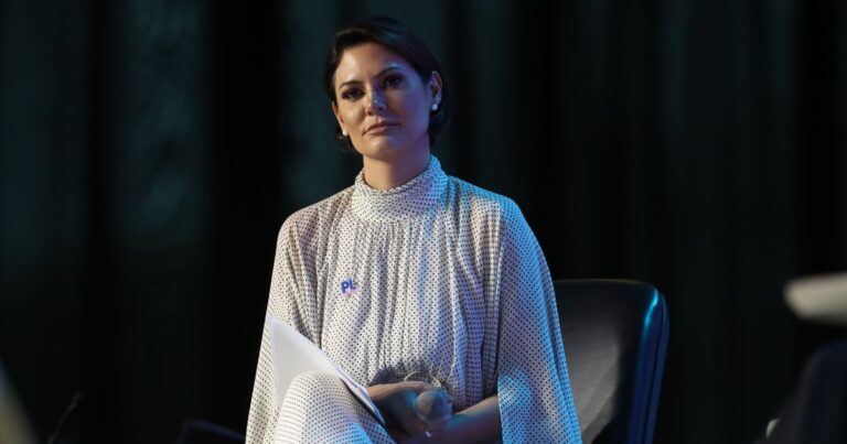 Michelle Bolsonaro prioriza recuperação de Jair Bolsonaro durante licença
