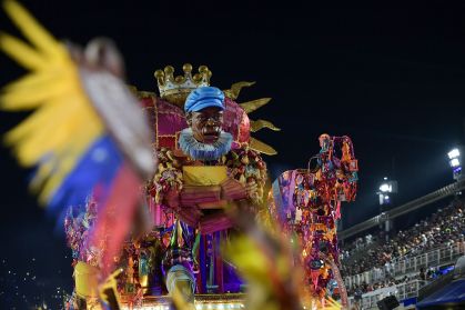Carnaval no Rio reúne estrelas e enredos marcantes neste domingo