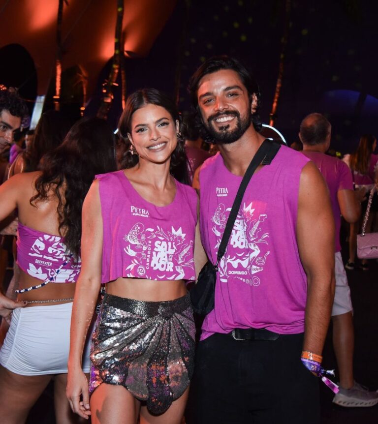 Agatha Moreira e Rodrigo Simas celebram sete anos juntos no Carnaval de Salvador