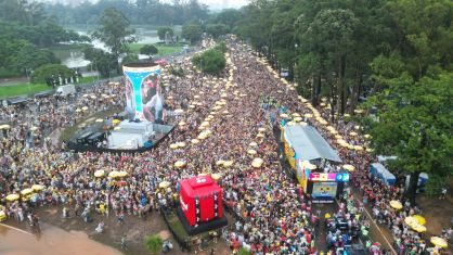 Alceu Valença anima pré-carnaval de São Paulo sob chuva intensa