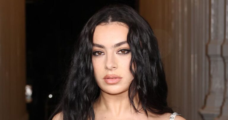 Charli XCX planeja usar vestido de noiva várias vezes e reinventa moda nupcial