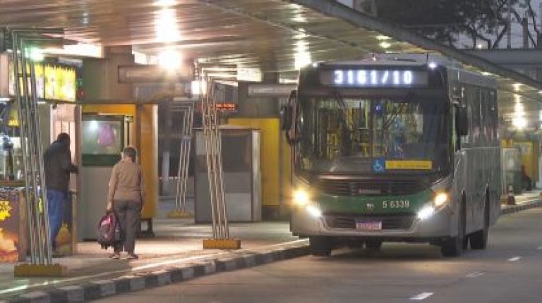Homem morre atropelado por ônibus no terminal Parque Dom Pedro II em São Paulo