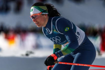 bruna moura emociona em estreia histórica no esqui nos jogos de milano-cortina 2026