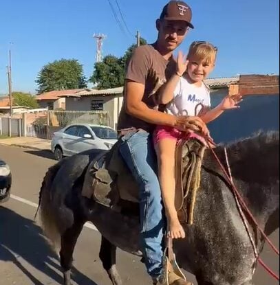Criança demonstra emoção ao voltar da escola a cavalo em Ponta Grossa