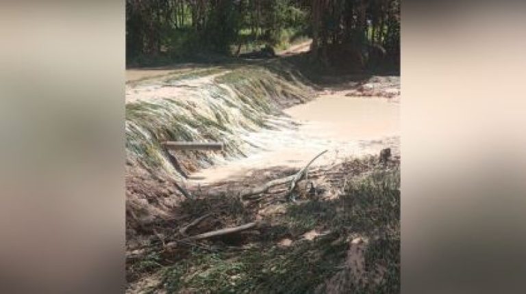 Rompimento de lagoa deixa casal de idosos isolado em zona rural de Itatiaiuçu