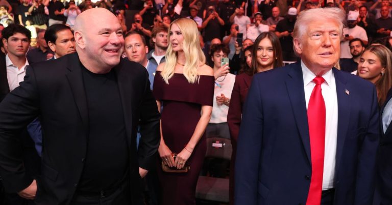 Donald Trump acompanha UFC 327 após impasse com Irã
