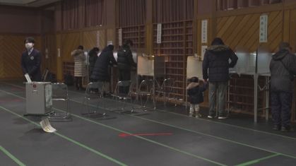 Eleitores japoneses enfrentam queda de neve recorde para votar em Sanae Takaichi