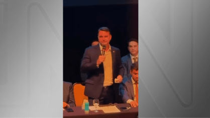 Flávio Bolsonaro se emociona e reafirma respeito a Michelle Bolsonaro