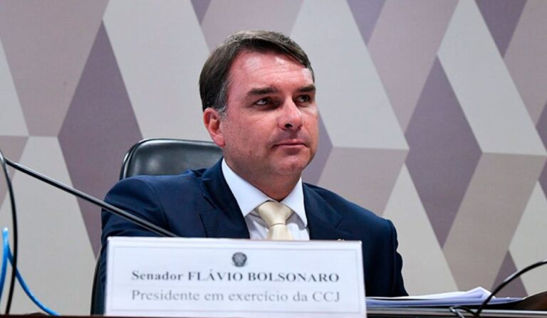 Flávio Bolsonaro mantém postagem polêmica sobre o PT após decisão judicial