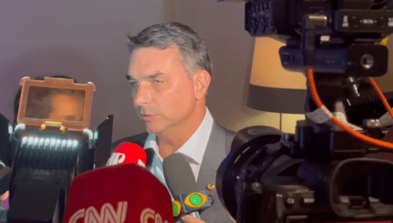 Flávio Bolsonaro defende eleições brasileiras livres e rejeita interferência externa
