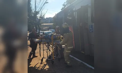 Frenagem brusca de ônibus após colisão em Apucarana fere três pessoas