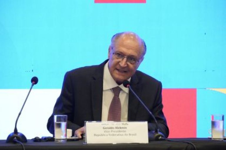 Alckmin afirma que quem defende ditadura não deveria concorrer a cargos públicos