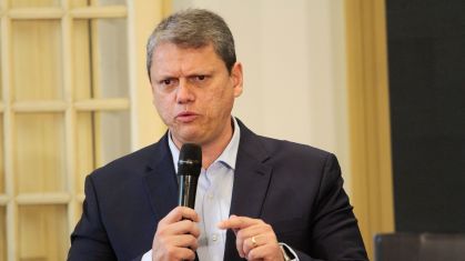 Tarcísio acelera repasses a prefeituras antes do prazo eleitoral