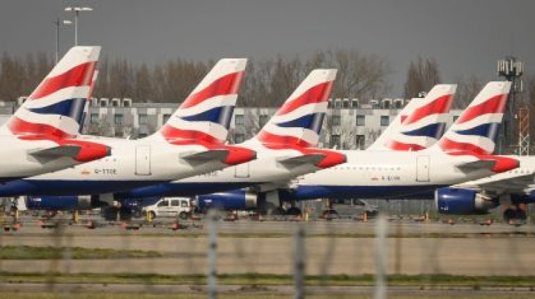 Companhias aéreas aumentam preços e ajustam metas devido ao combustível mais caro