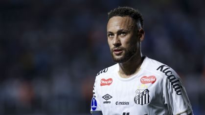 torcedores do santos fazem cobrança direta no ct rei pelé