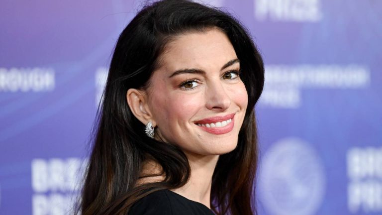 Anne Hathaway conquista título de mulher mais bonita do mundo em 2026