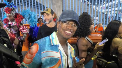 Ne-Yo expressa admiração pelo samba durante Carnaval na Sapucaí
