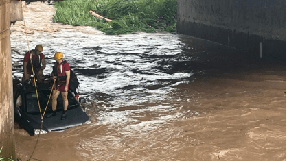Fortes chuvas em Piracicaba causam desaparecimento após carro cair em córrego
