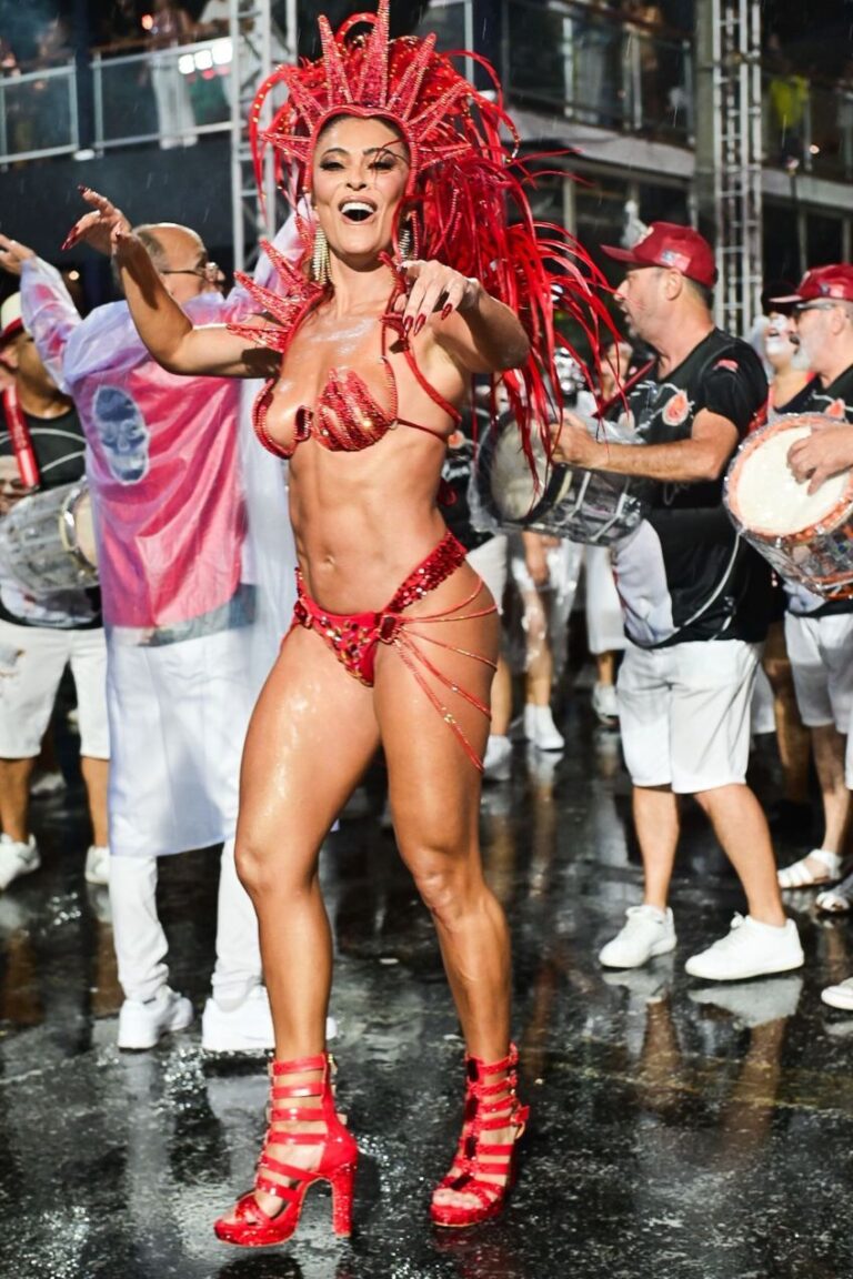 Juliana Paes retoma cargo de rainha de bateria da Viradouro em ensaio na Sapucaí