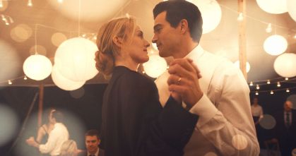 Love Story estreia Disney+ com atores que interpretam JFK Jr. e Carolyn Bessette