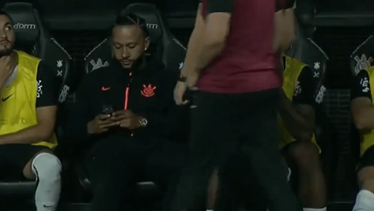 Memphis depay enfrenta denúncia por uso de celular durante partida no Corinthians