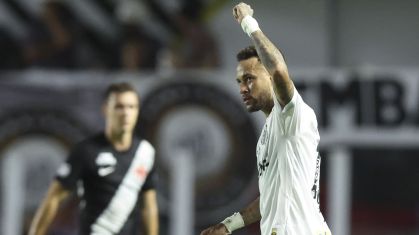Neymar marca golaço de cavadinha em jogo entre Santos e Vasco