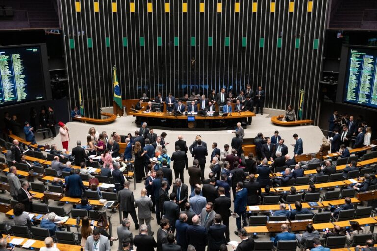 Reajustes de salários e benefícios ampliam ganhos dos servidores do Congresso