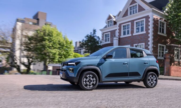 Kwid e-tech enfrenta suspensão e desaparece das concessionárias brasileiras