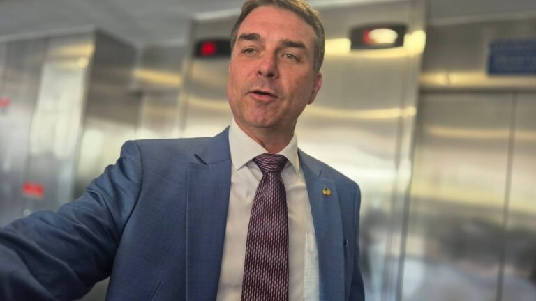 Flávio Bolsonaro capitaliza derrota de Jorge Messias no Senado