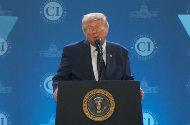 Congresso americano impõe limites à guerra e desafia Trump