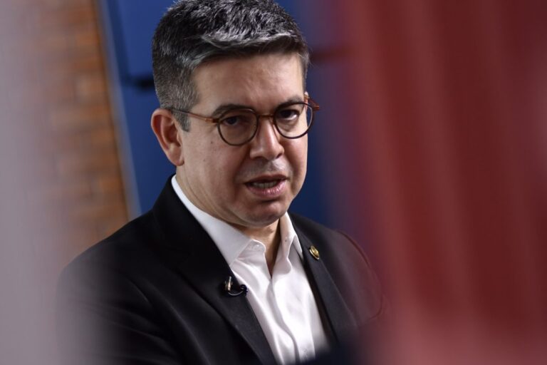 Foto revela erro na contagem de votos na CPMI do INSS