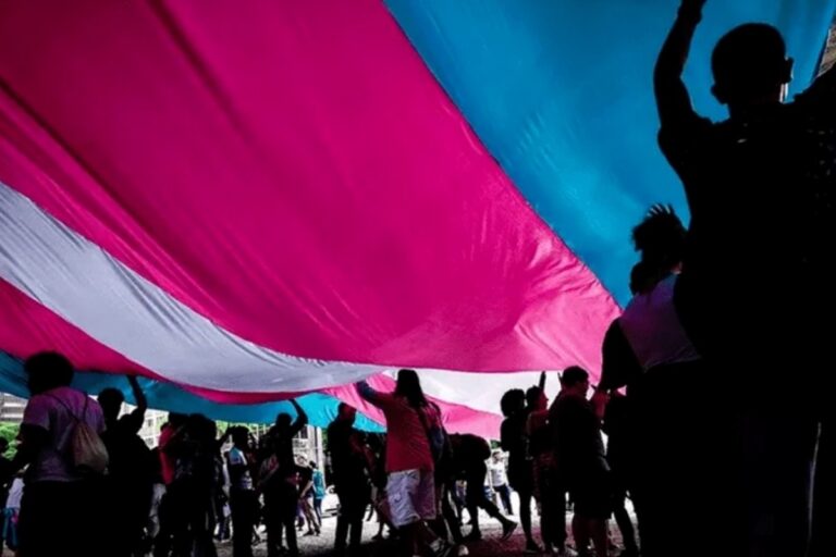Justiça determina que plano de saúde custeie cirurgia de mulher trans no Ceará