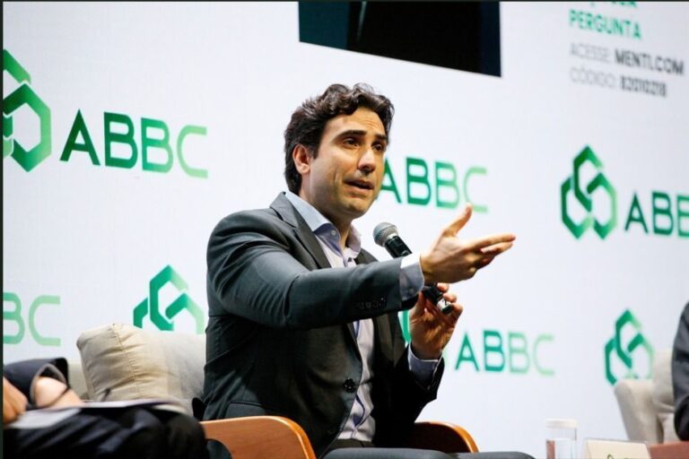 Gabriel Galípolo defende autonomia financeira para fortalecer Banco Central