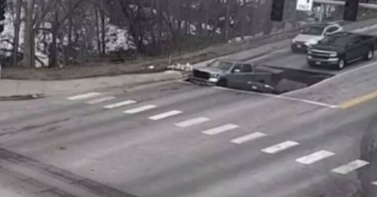 Cratera se abre em pista e engole carros em Omaha, Nebraska
