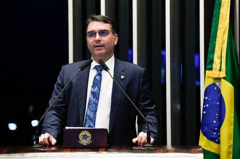 Flávio Bolsonaro fortalece base no agronegócio e direita em agendas no MS e RS